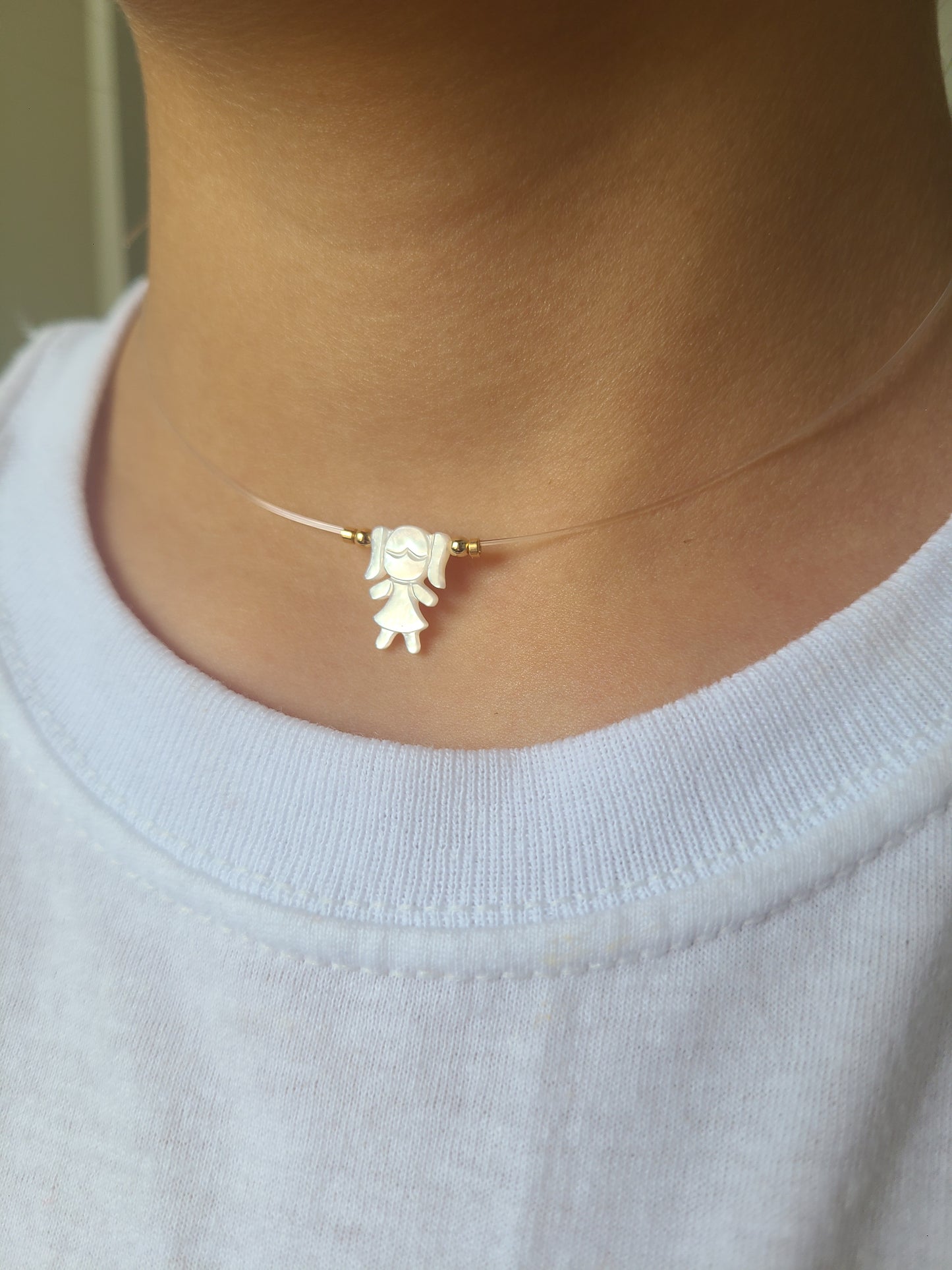 Niña de nacar.( Lee la descripción)