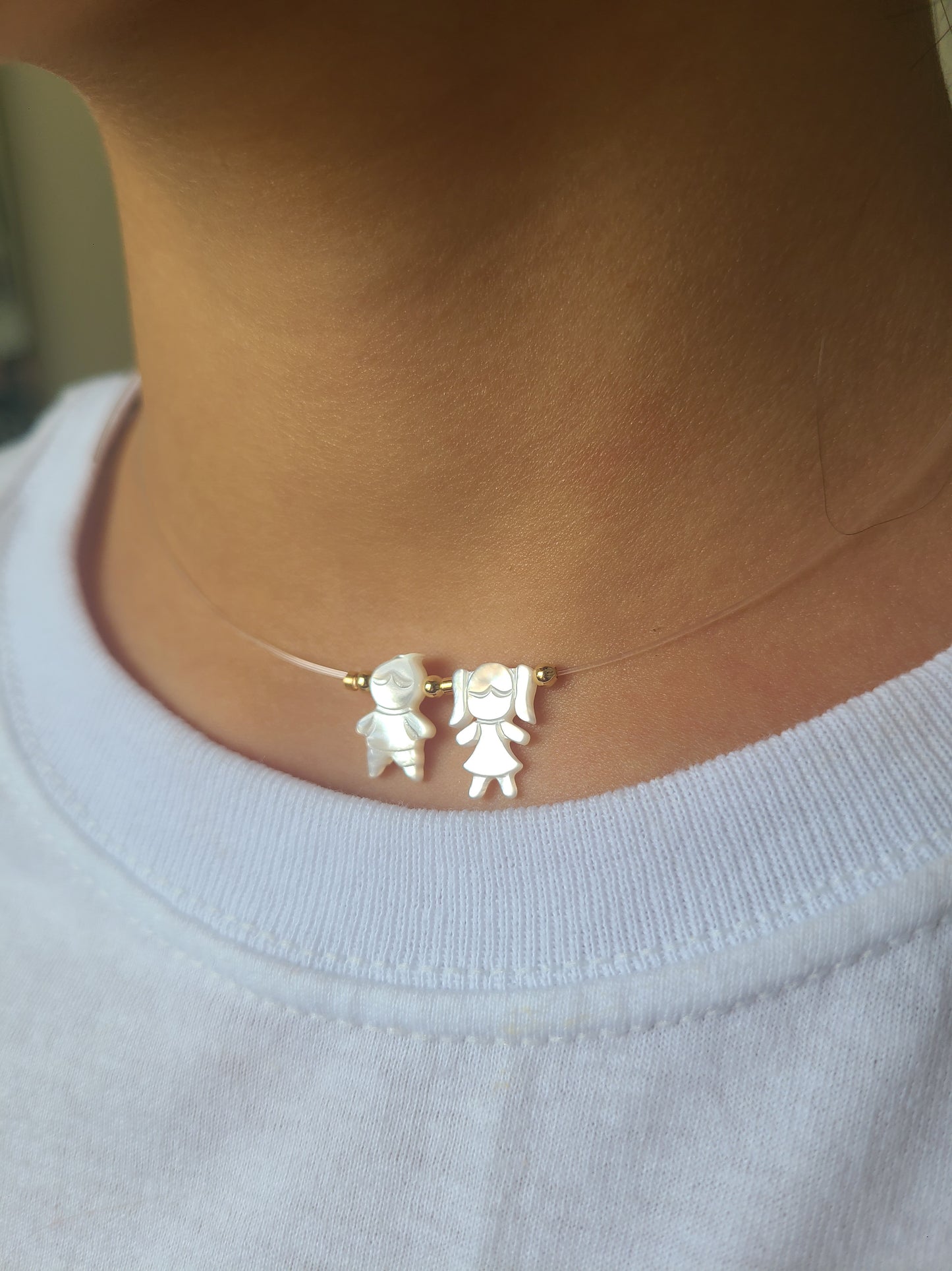 Hembra y varón en dijes de nacar.(Lee la descripción)