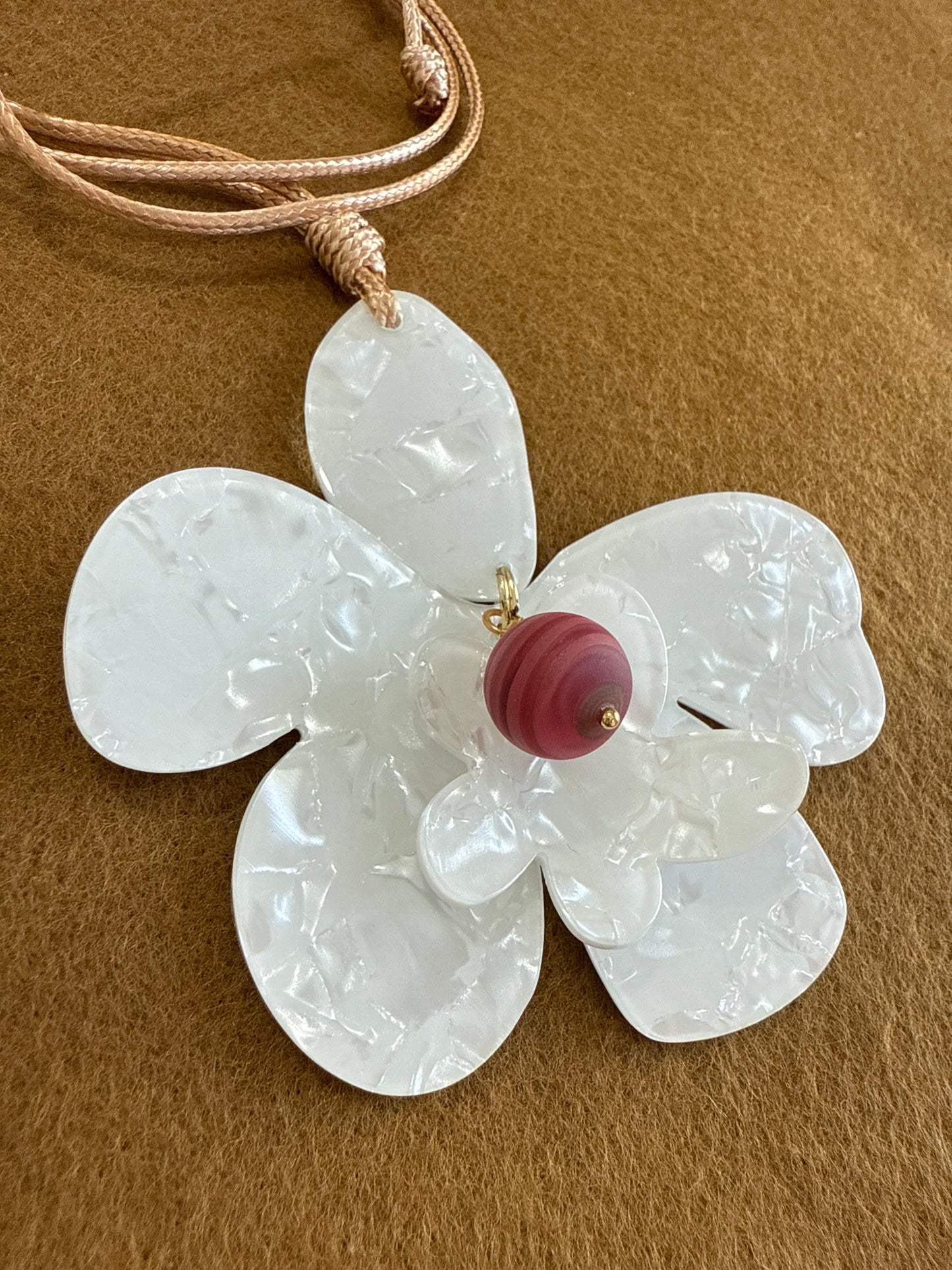 Flor Blanca con detalle.