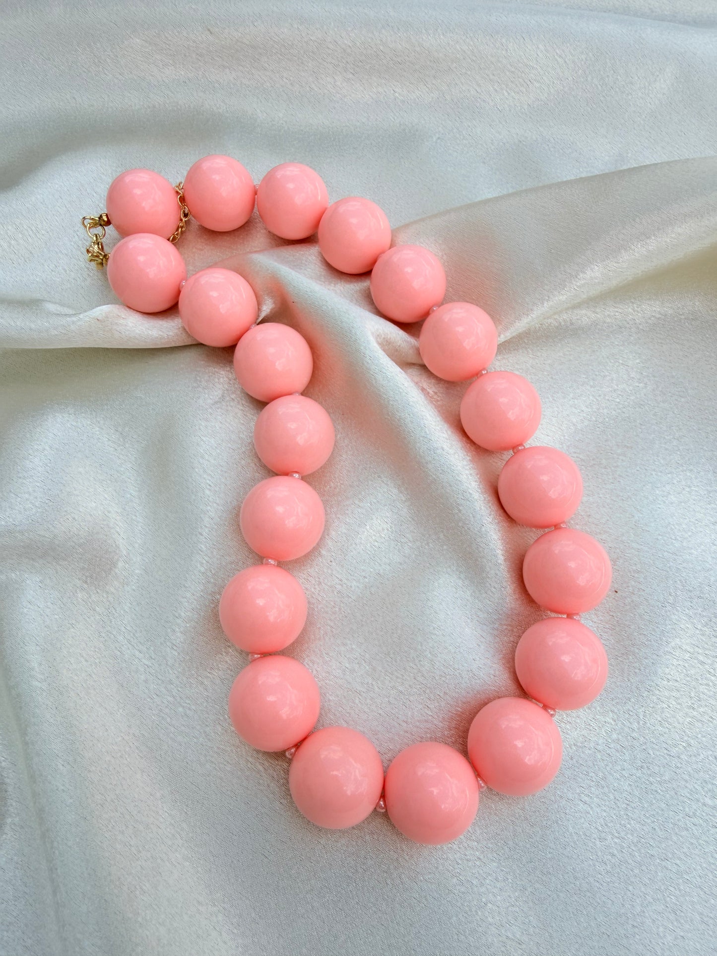 Collares de bolas de resina