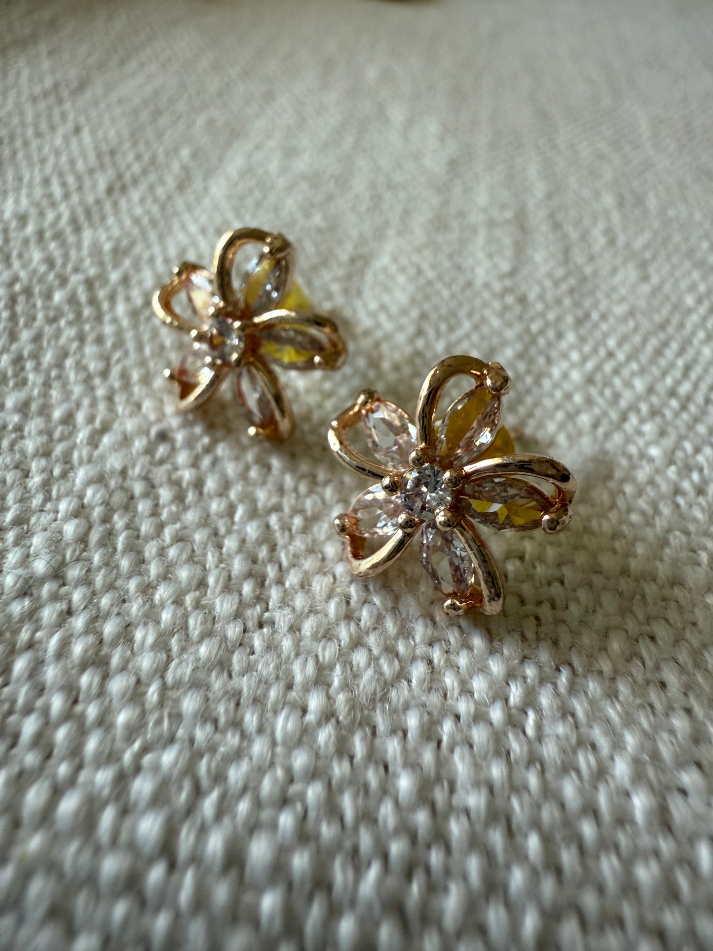 Aretes de flor oro rosado