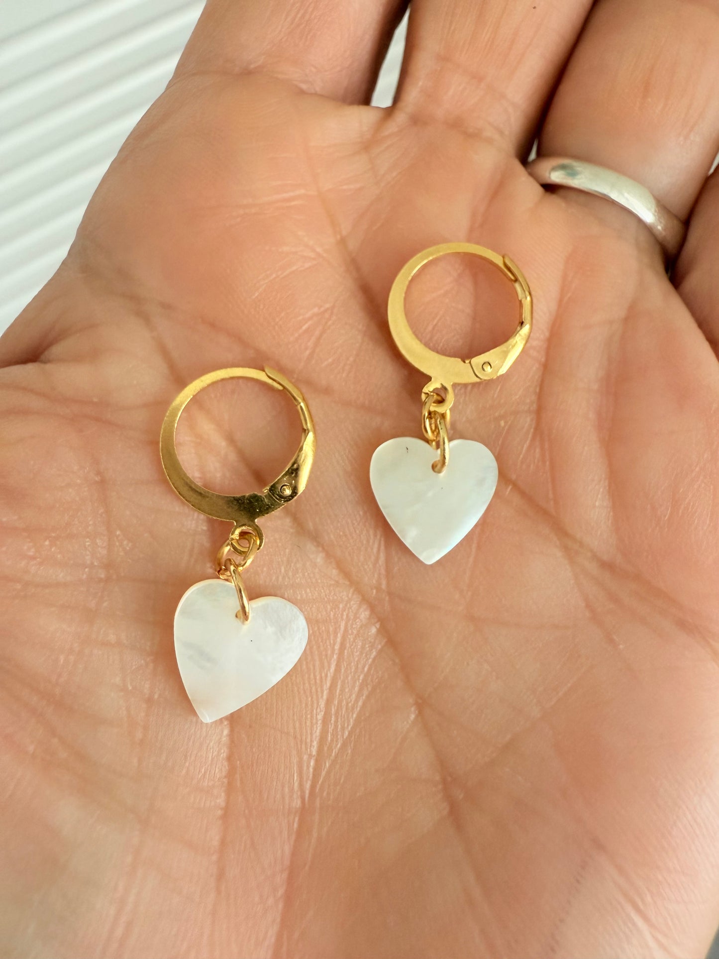Aretes de corazón en nácar