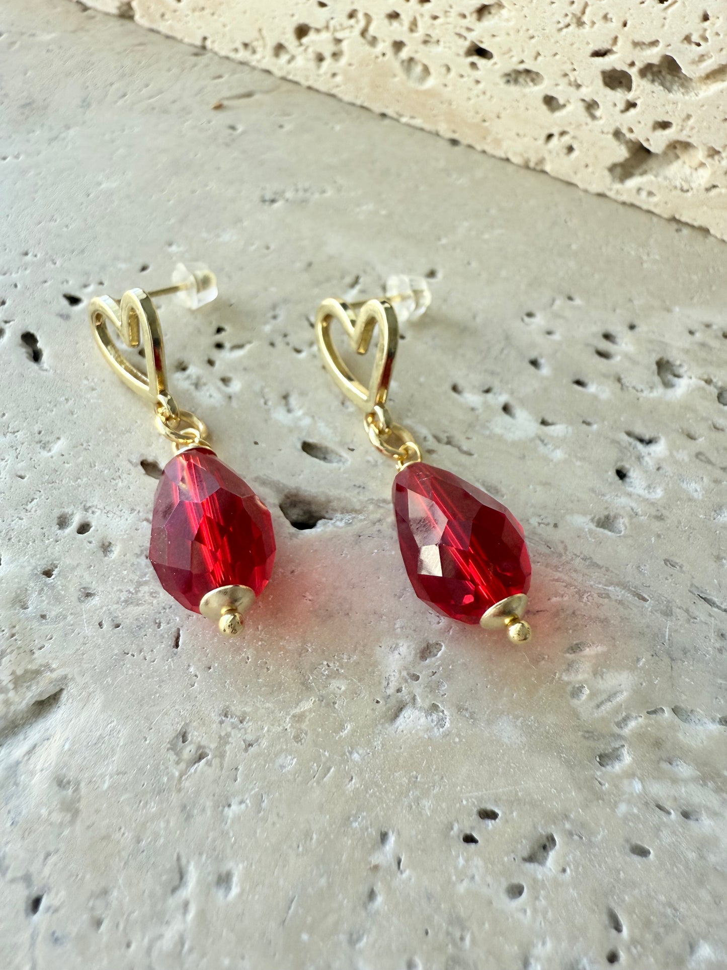 Aretes de cristal rojo