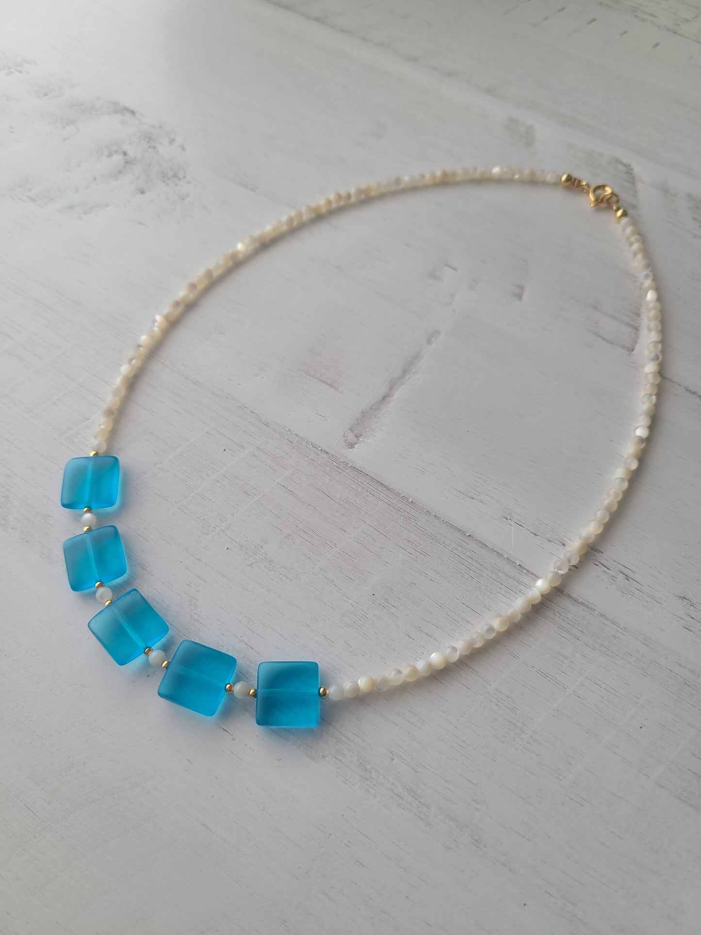 Gargantilla de nácar y cristal.