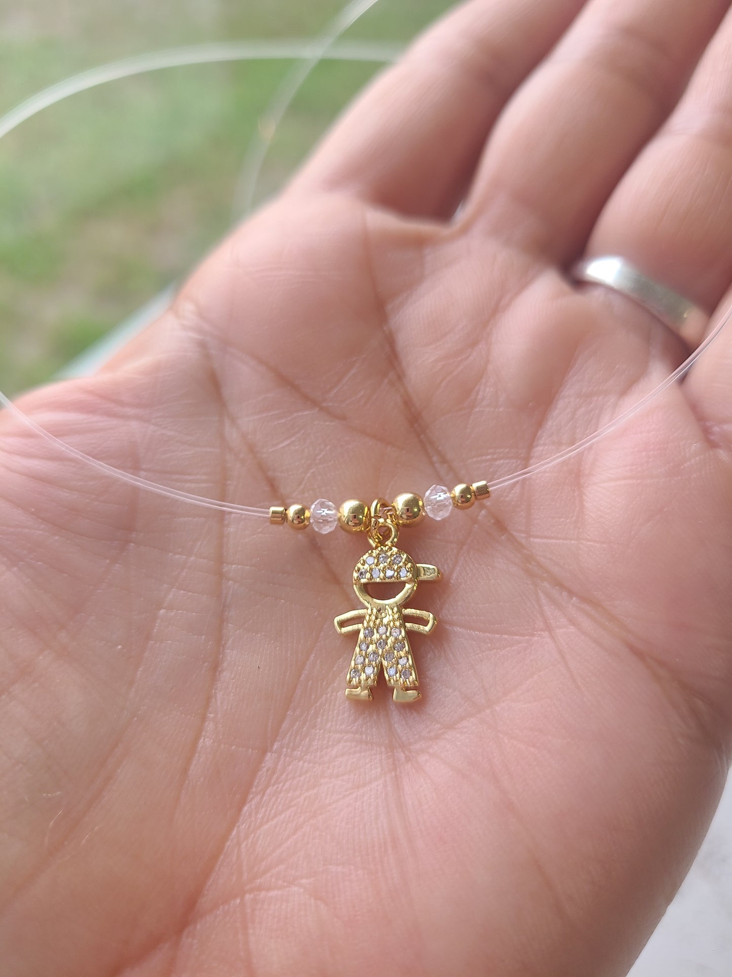 Niño con gorra de microsirconeo.