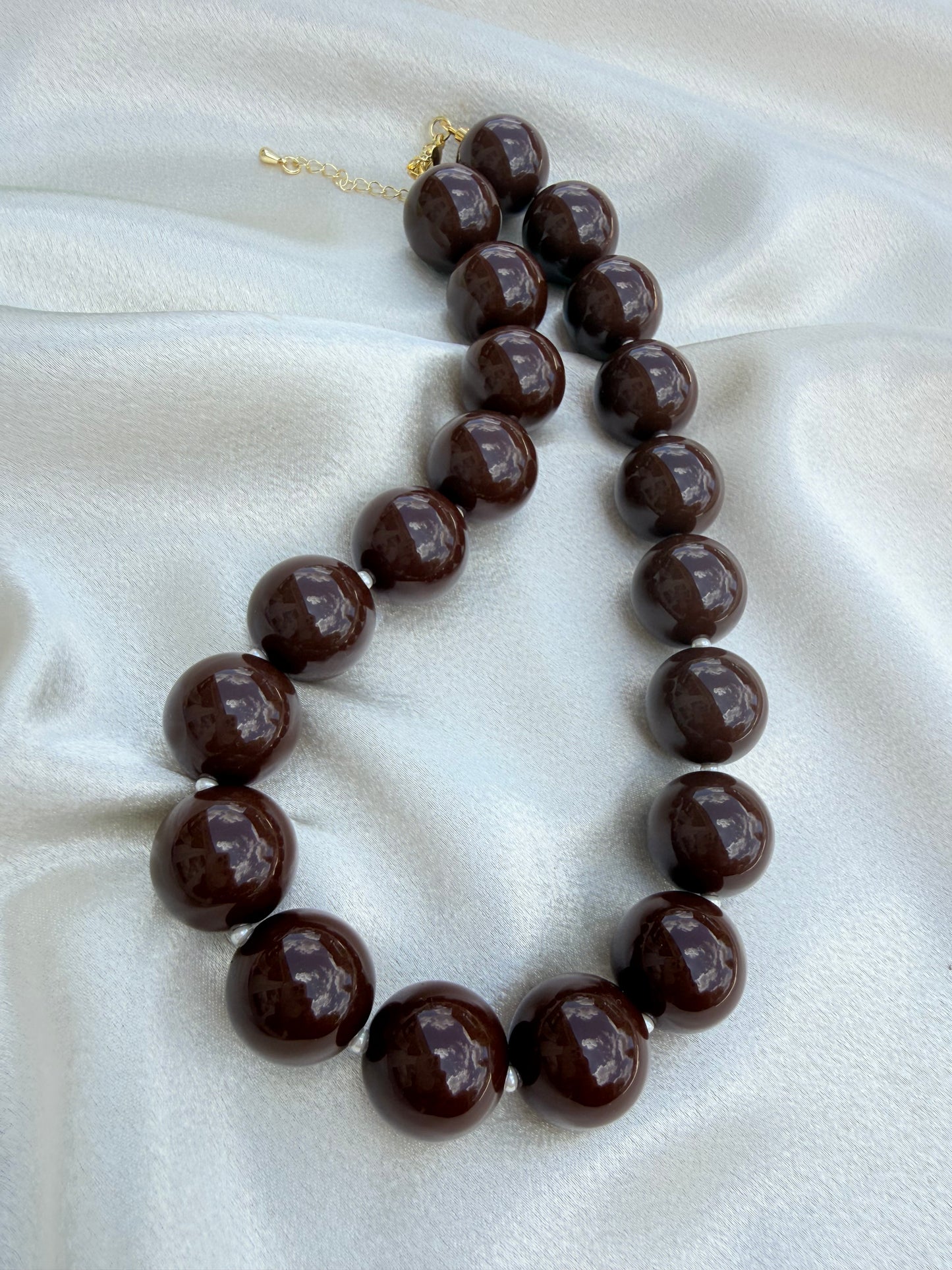 Collares de bolas de resina