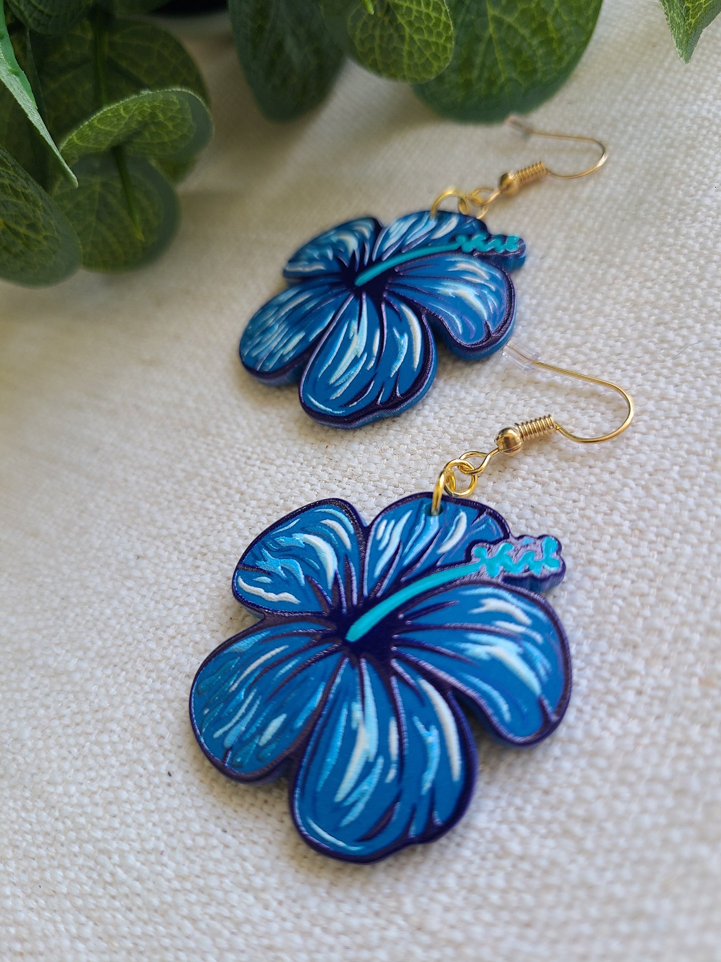 Aretes con flor Hibiscus.