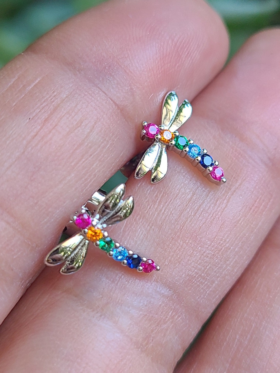 Aretes con libélulas de colores