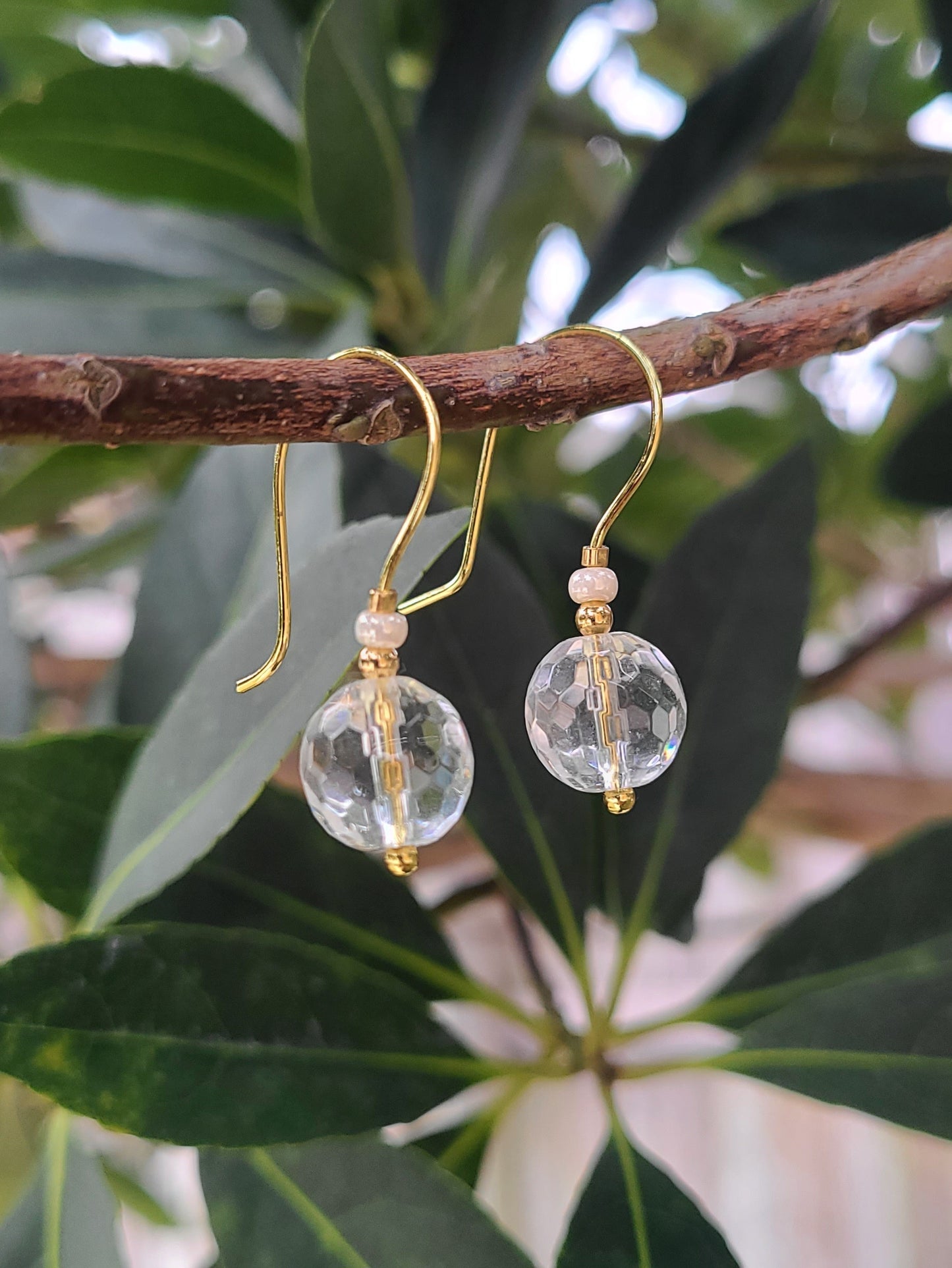 Aretes con cristales facetado y mostasillas.