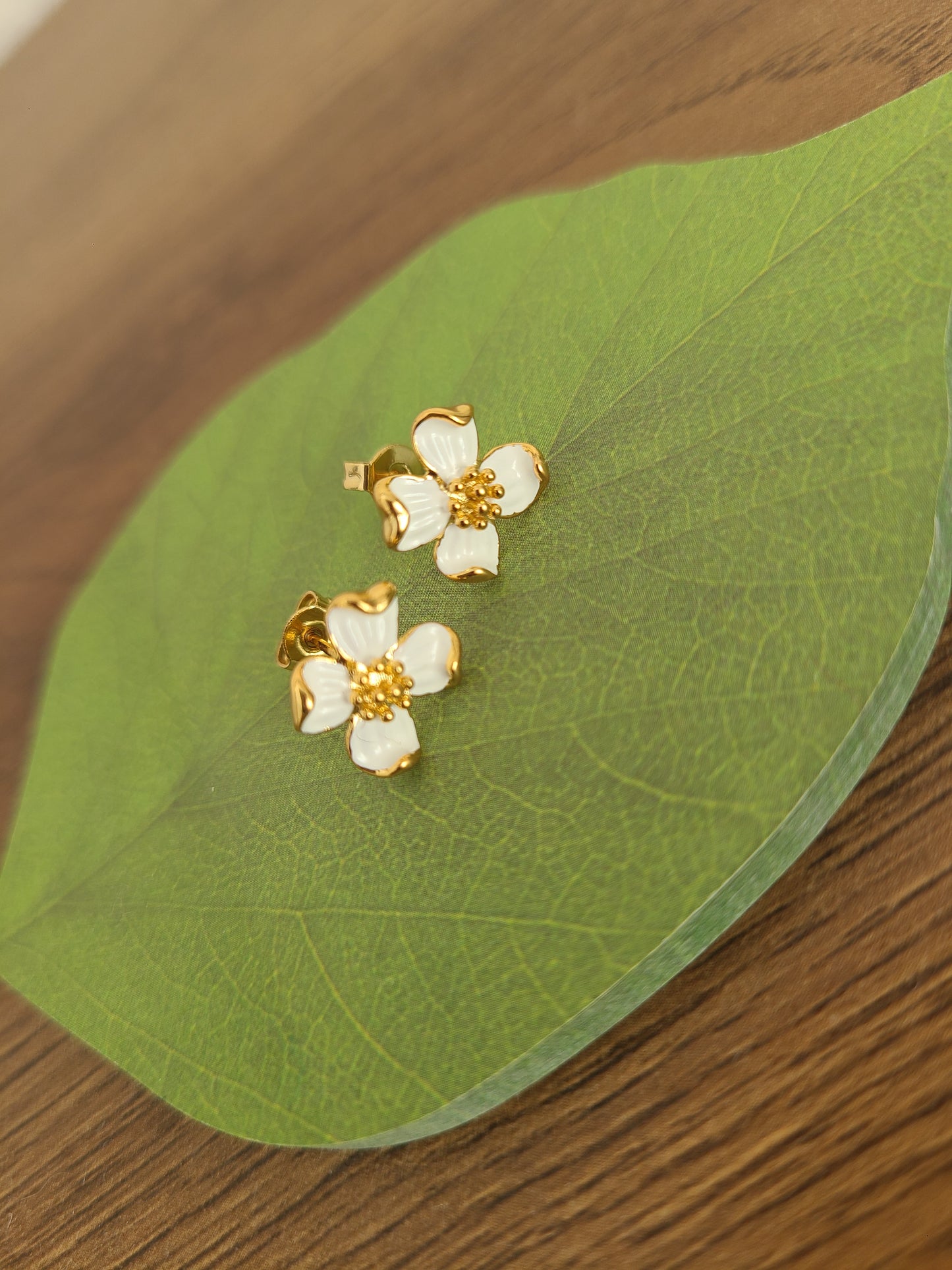 Aretes de Flor blanca.