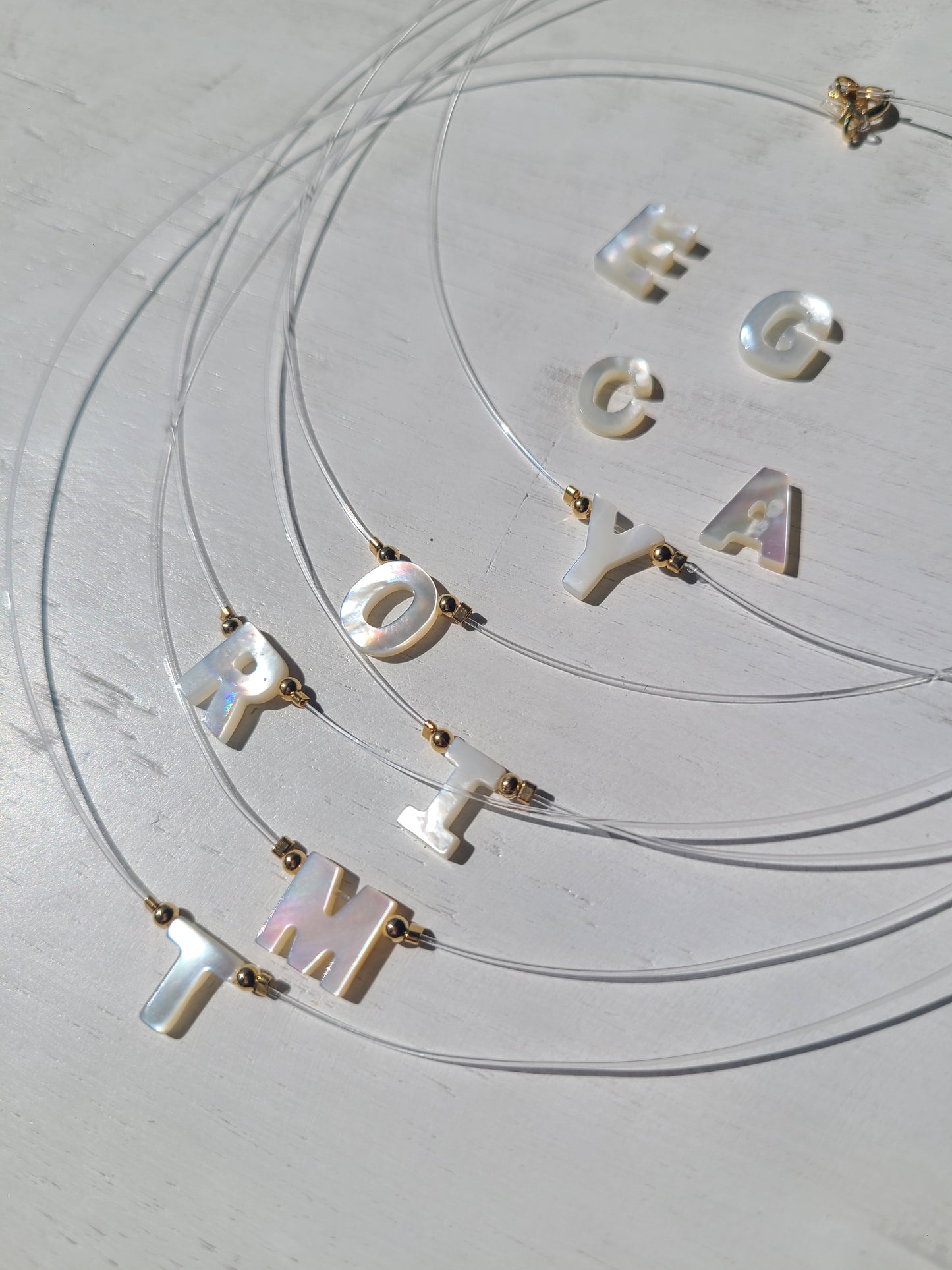 Collares de letras en Nácar.