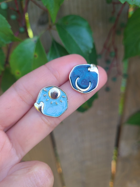 Aretes de sol y luna.