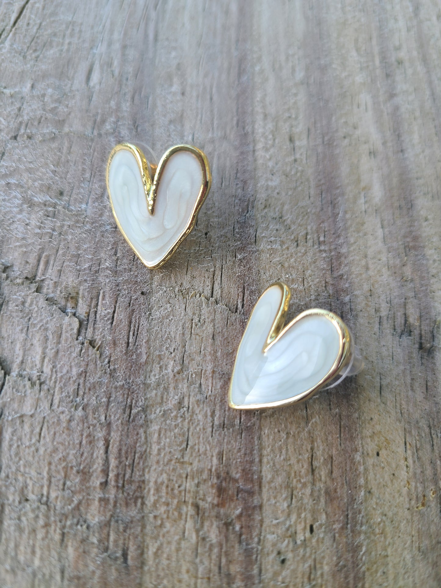 Aretes de corazón blanco.