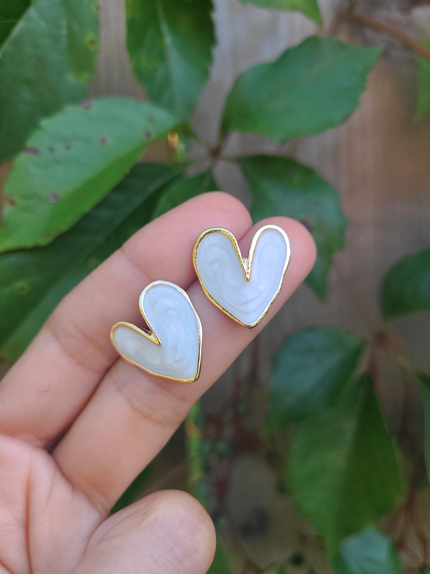 Aretes de corazón blanco.