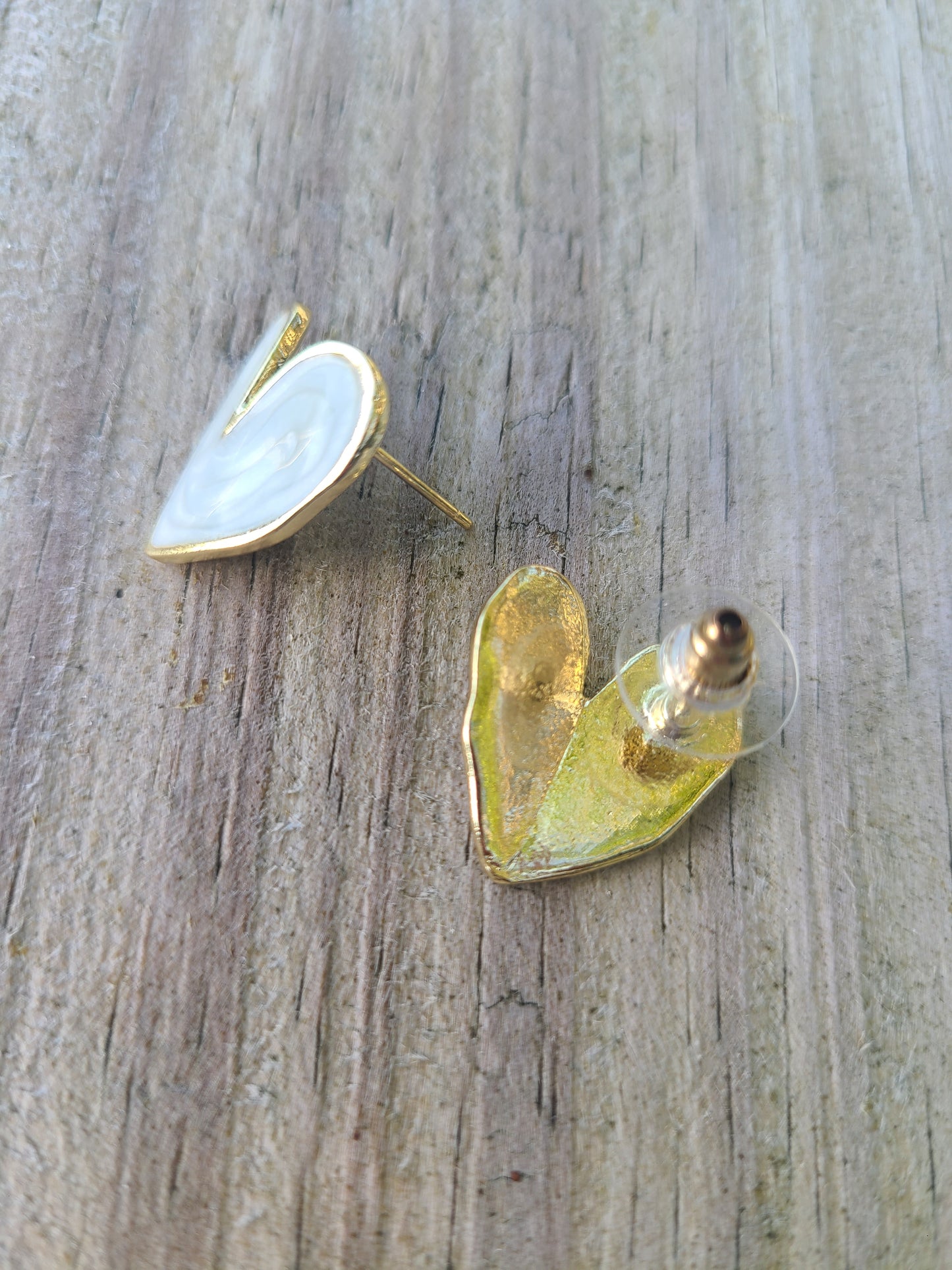 Aretes de corazón blanco.