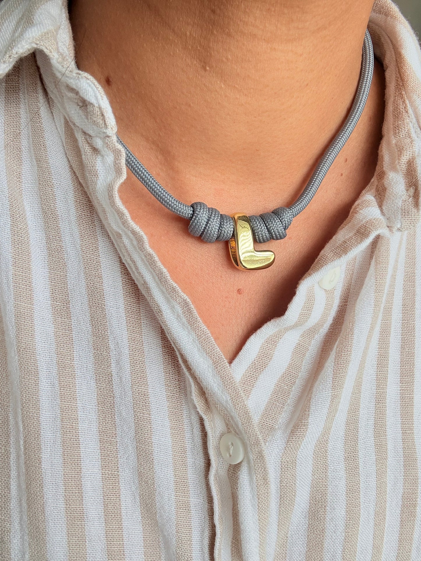 Letras (cada letra ya viene con ese color de cordón que ves en las fotos)