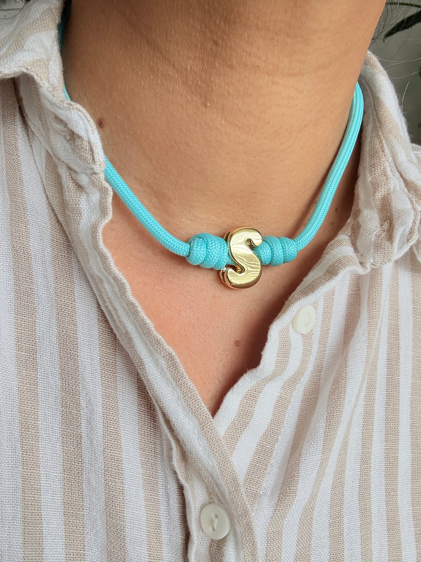 Letras (cada letra ya viene con ese color de cordón que ves en las fotos)