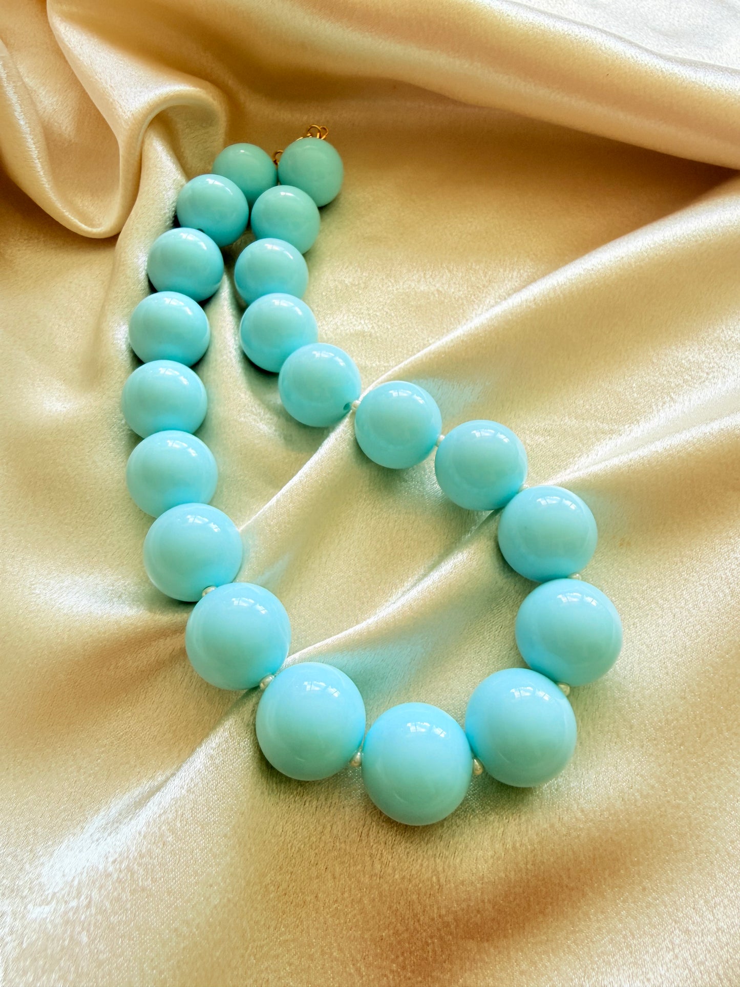 Collares de bolas de resina