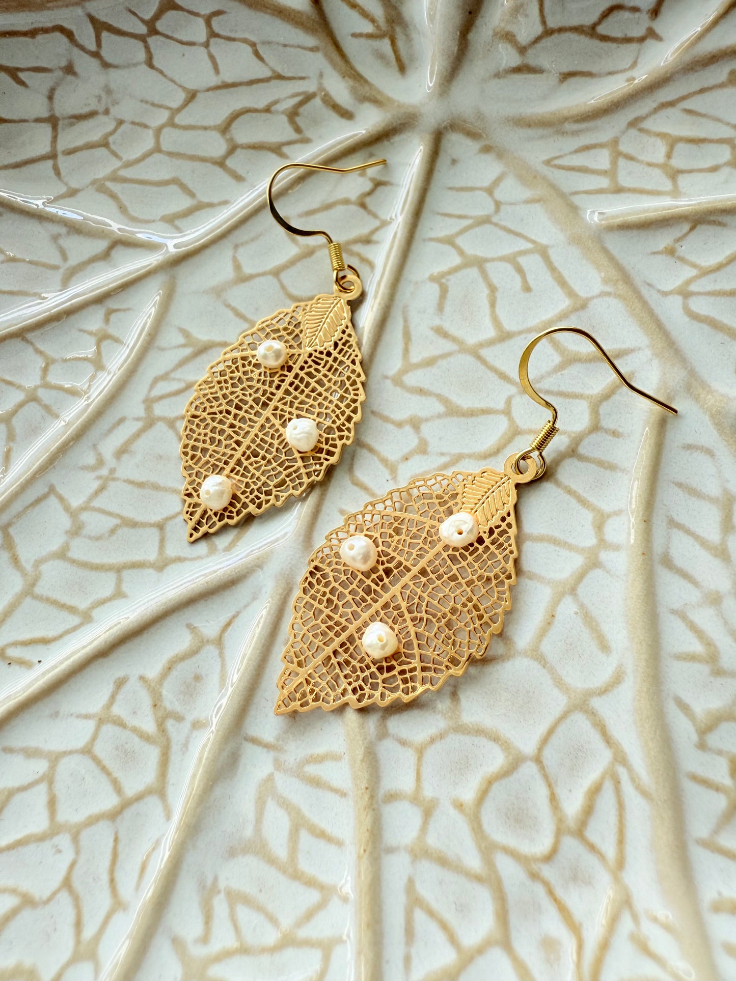 Aretes de hojas secas