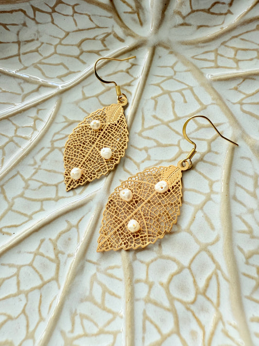 Aretes de hojas secas