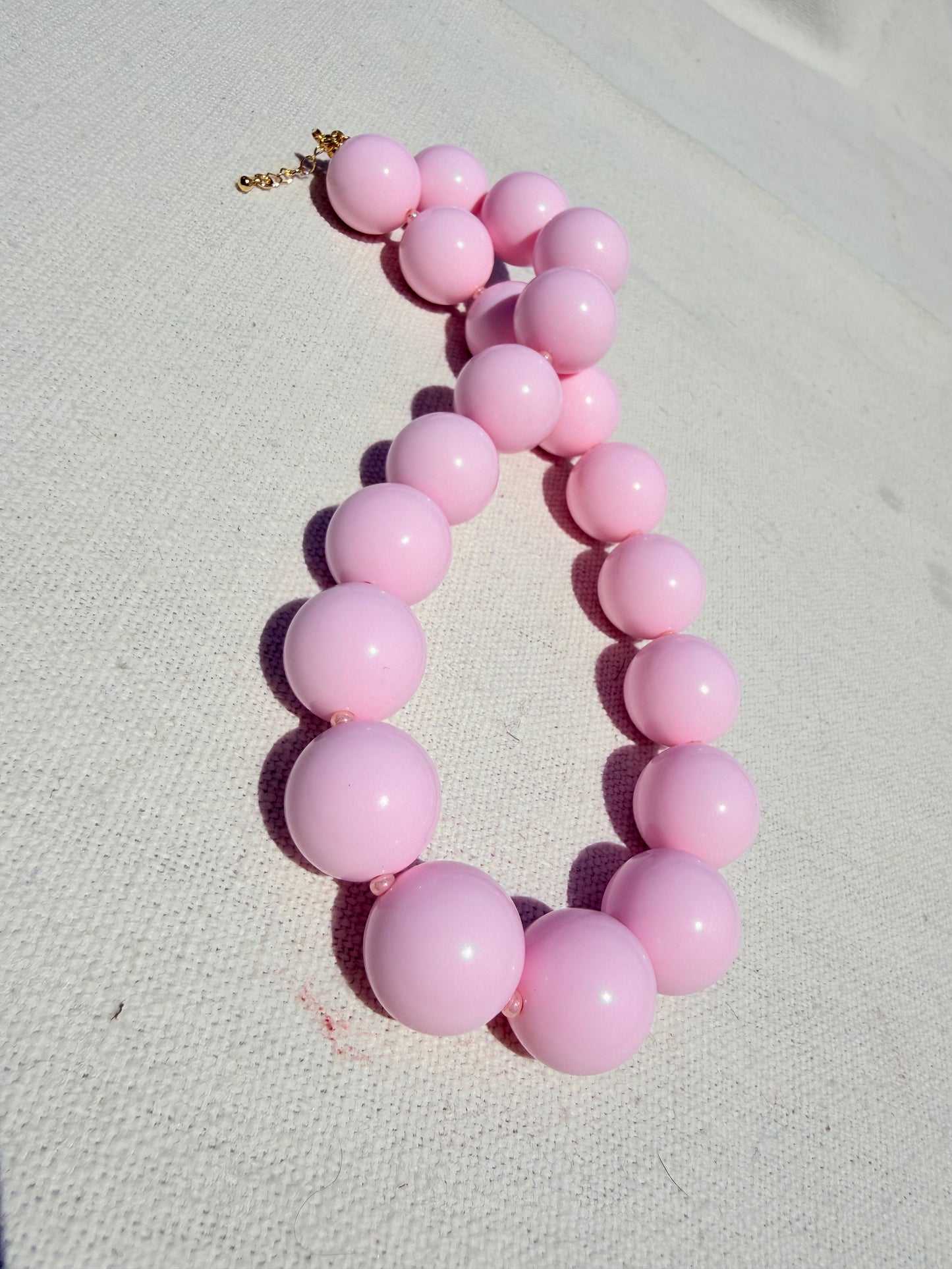 Collares de bolas de resina