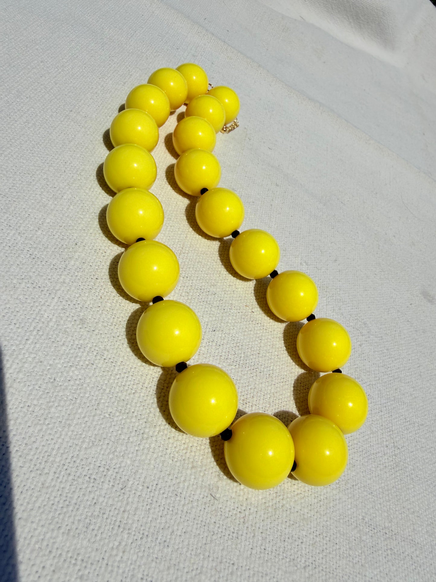 Collares de bolas de resina