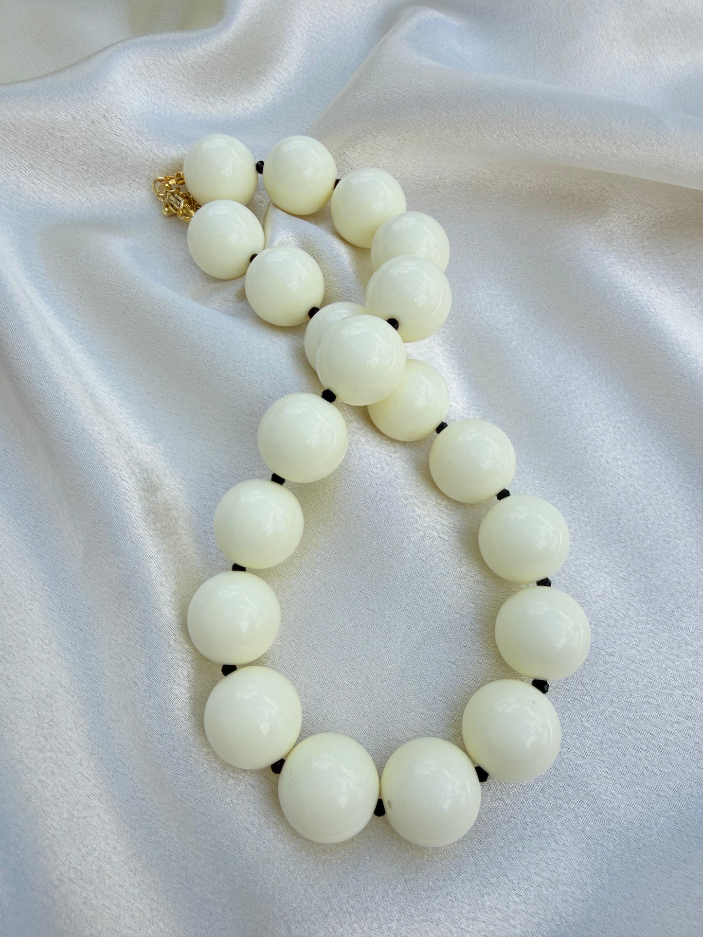 Collares de bolas de resina