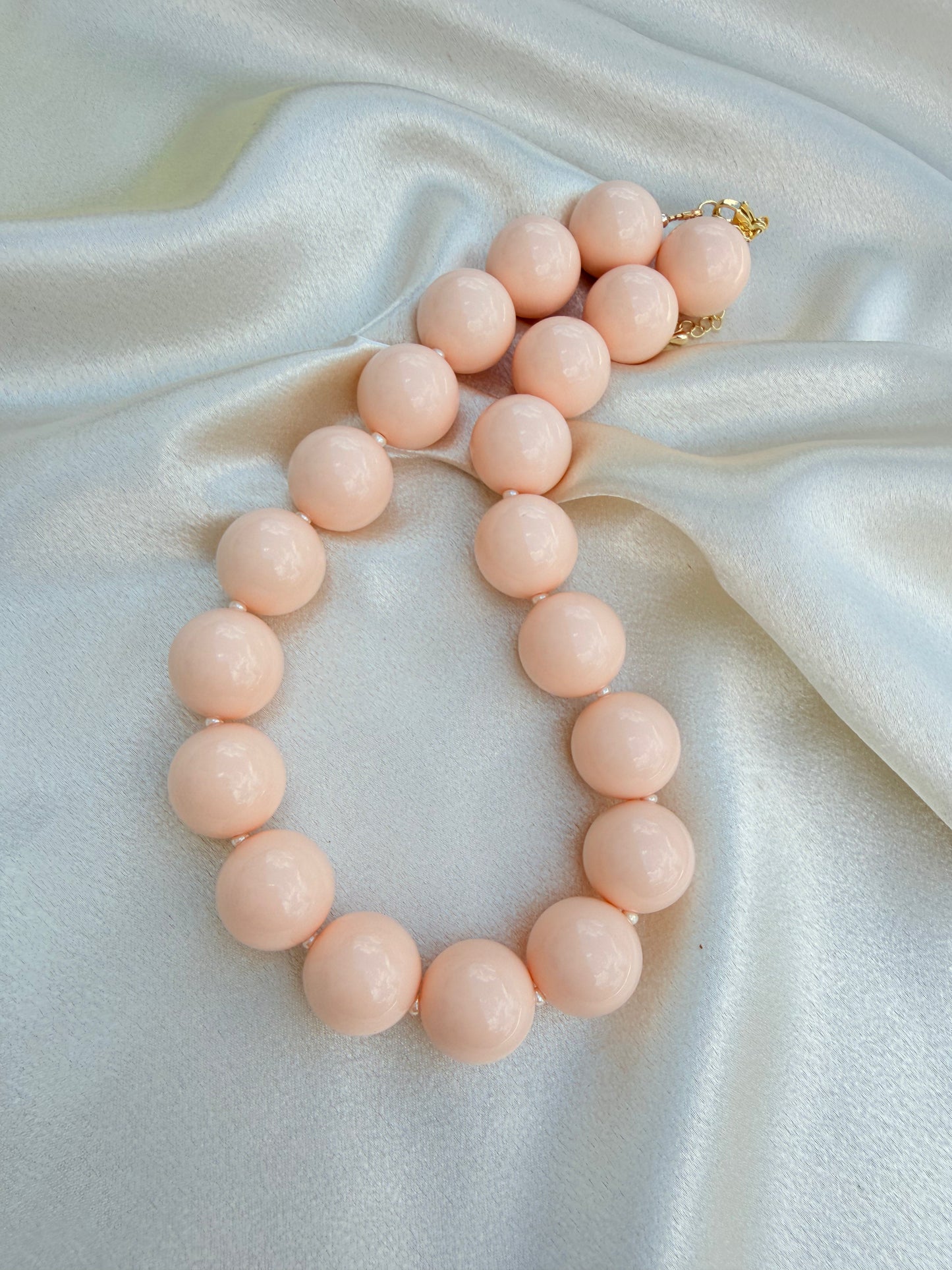 Collares de bolas de resina