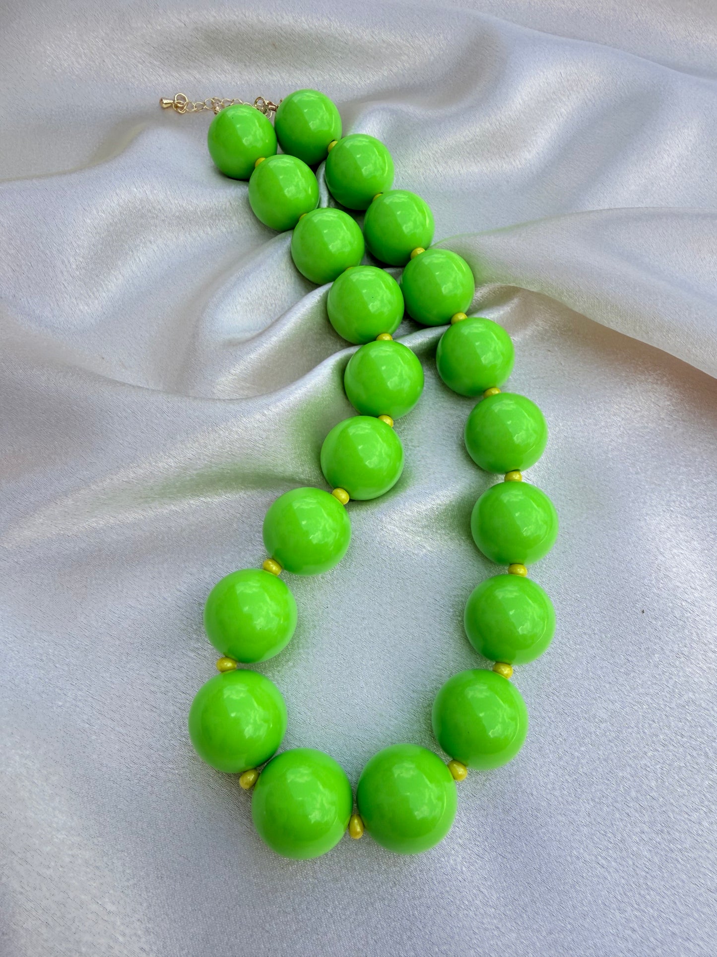 Collares de bolas de resina