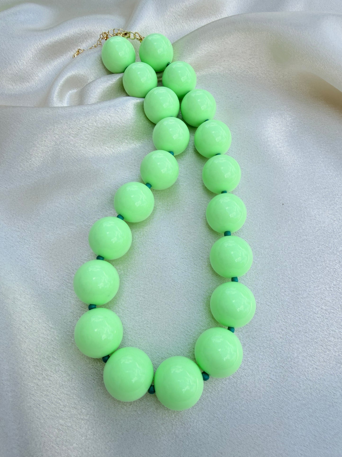 Collares de bolas de resina