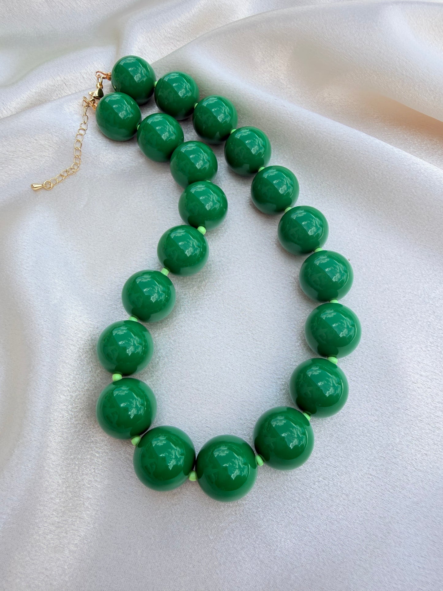 Collares de bolas de resina