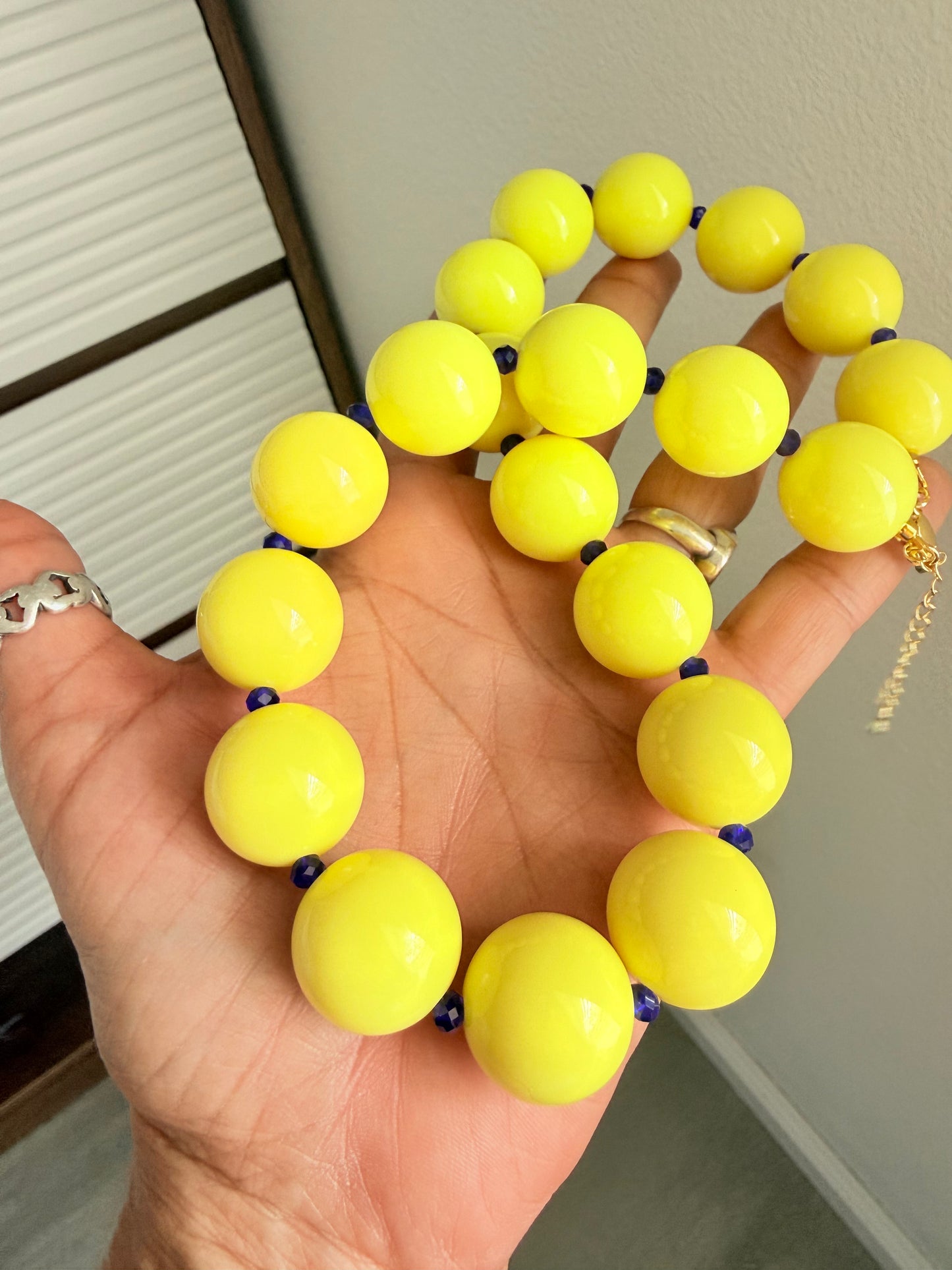 Collares de bolas de resina