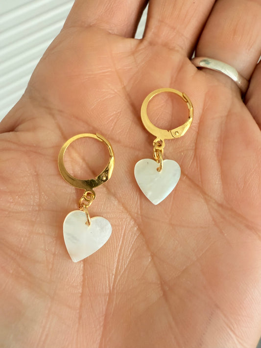 Aretes de corazón en nácar