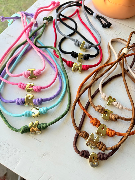 Letras (cada letra ya viene con ese color de cordón que ves en las fotos)