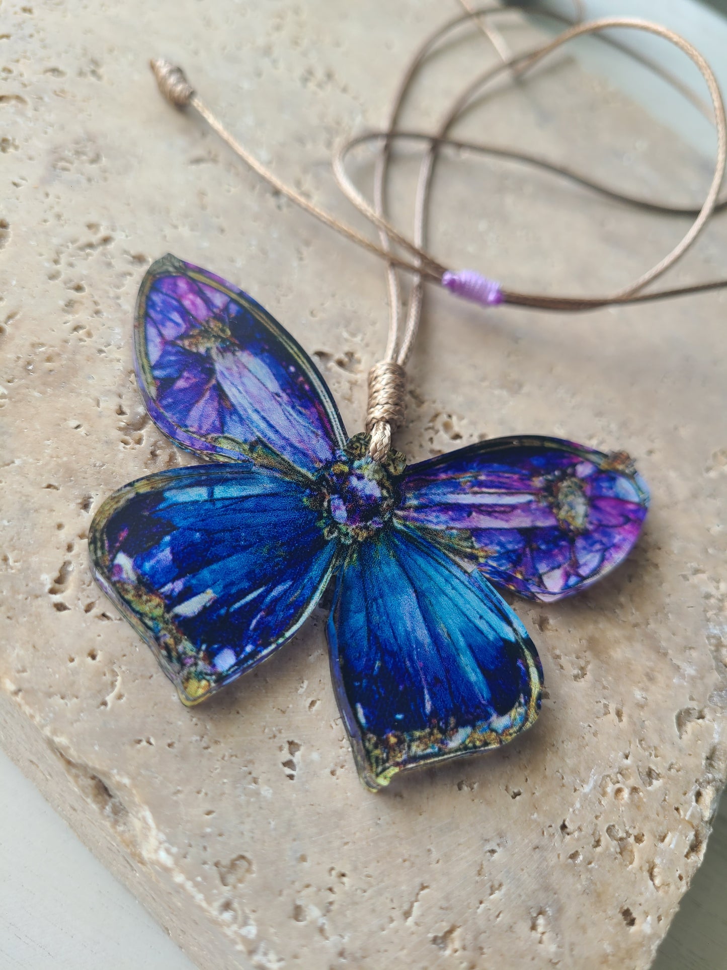 Mariposa en tonos azules y lila.