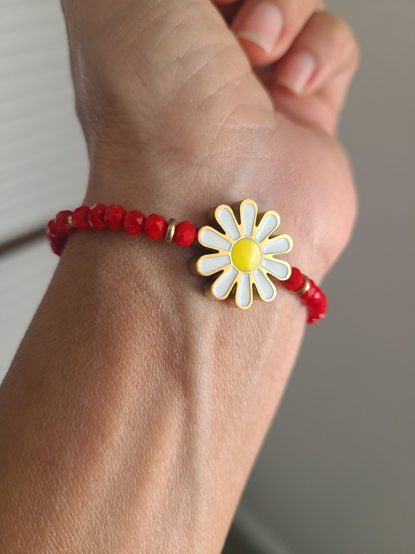 Pulsera con margarita.