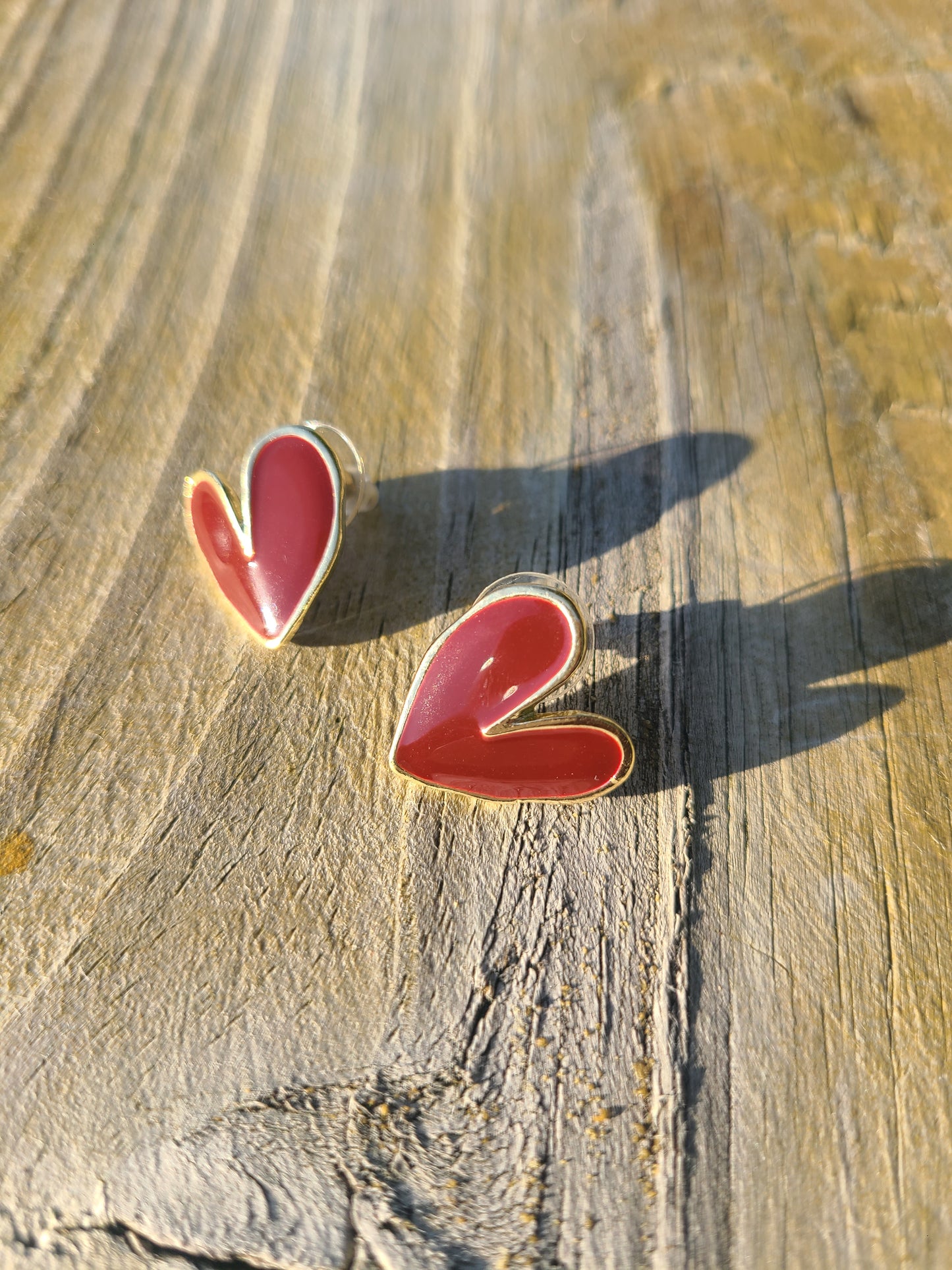 Aretes de corazón rojo