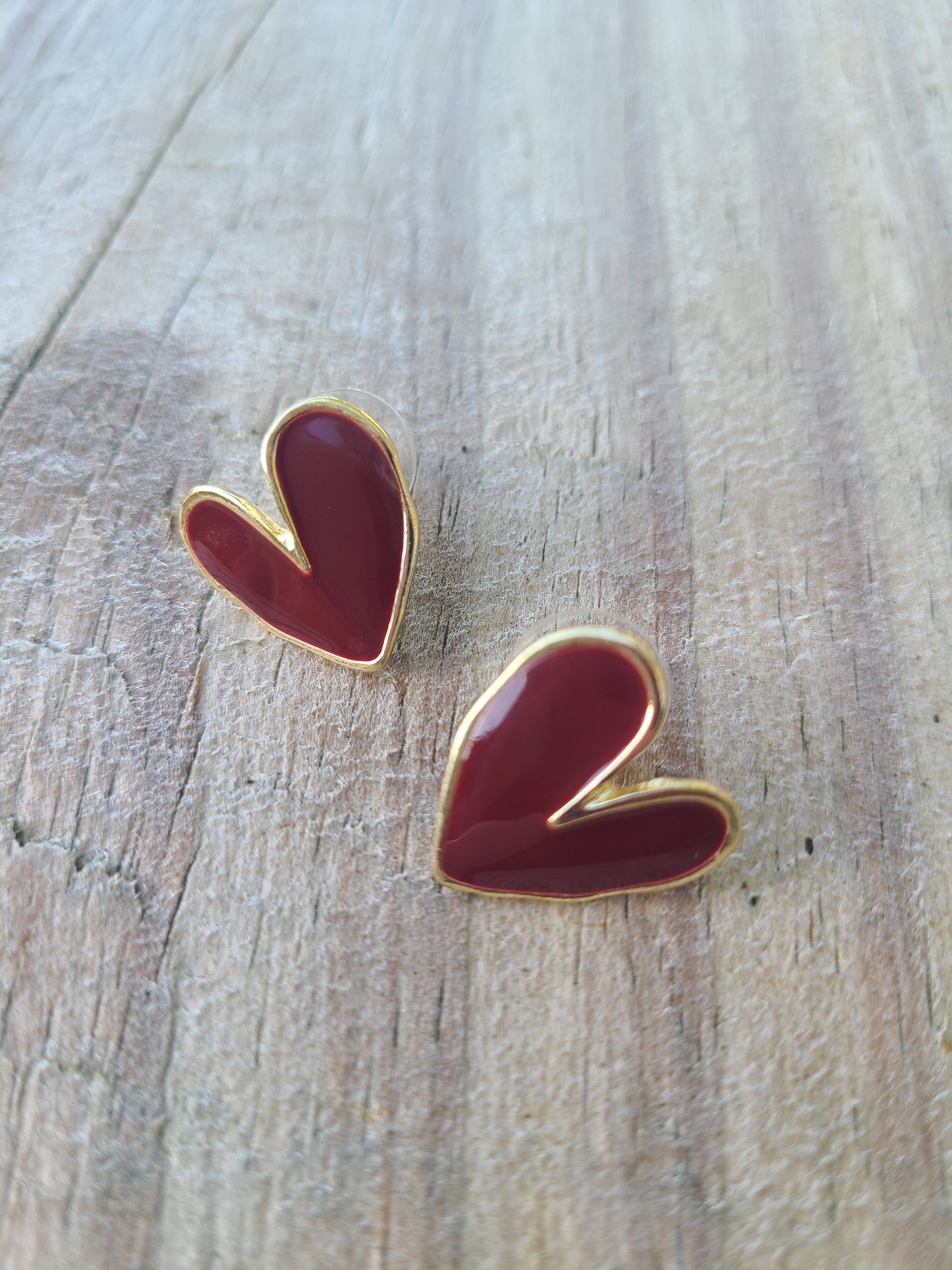 Aretes de corazón rojo