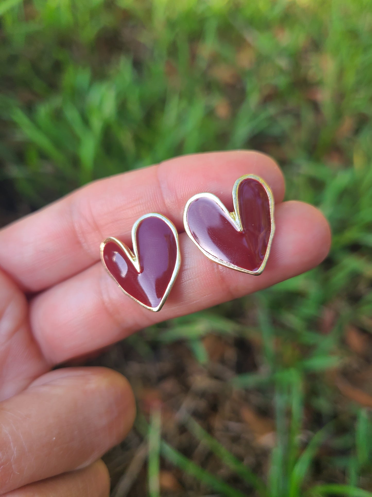 Aretes de corazón rojo