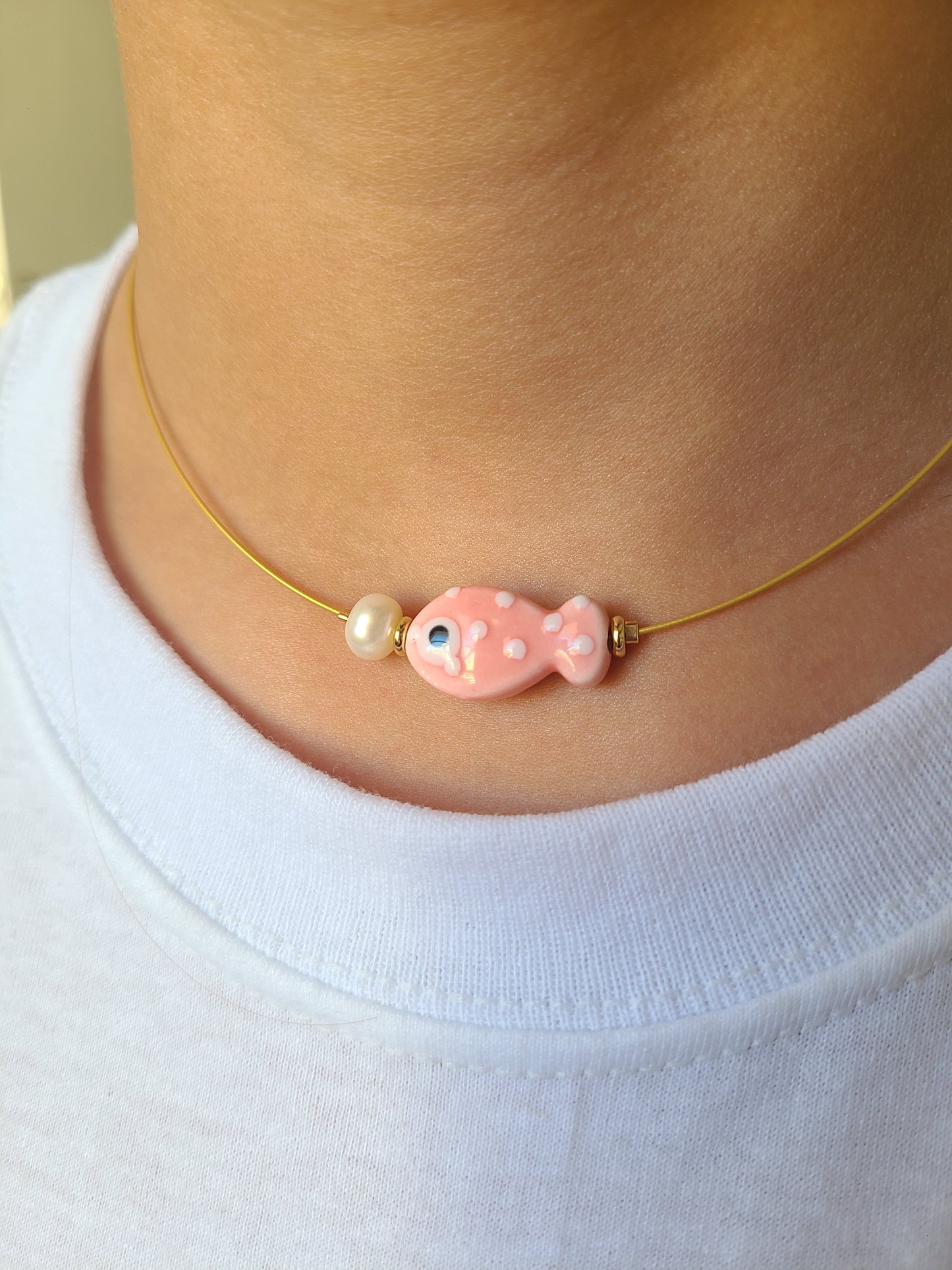 Collar con pez rosado de Lunares