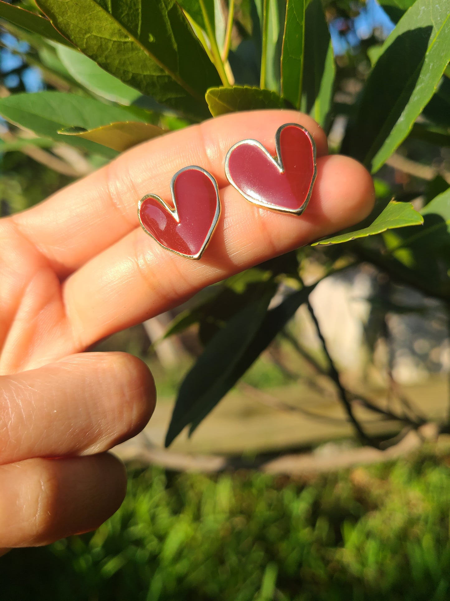 Aretes de corazón rojo