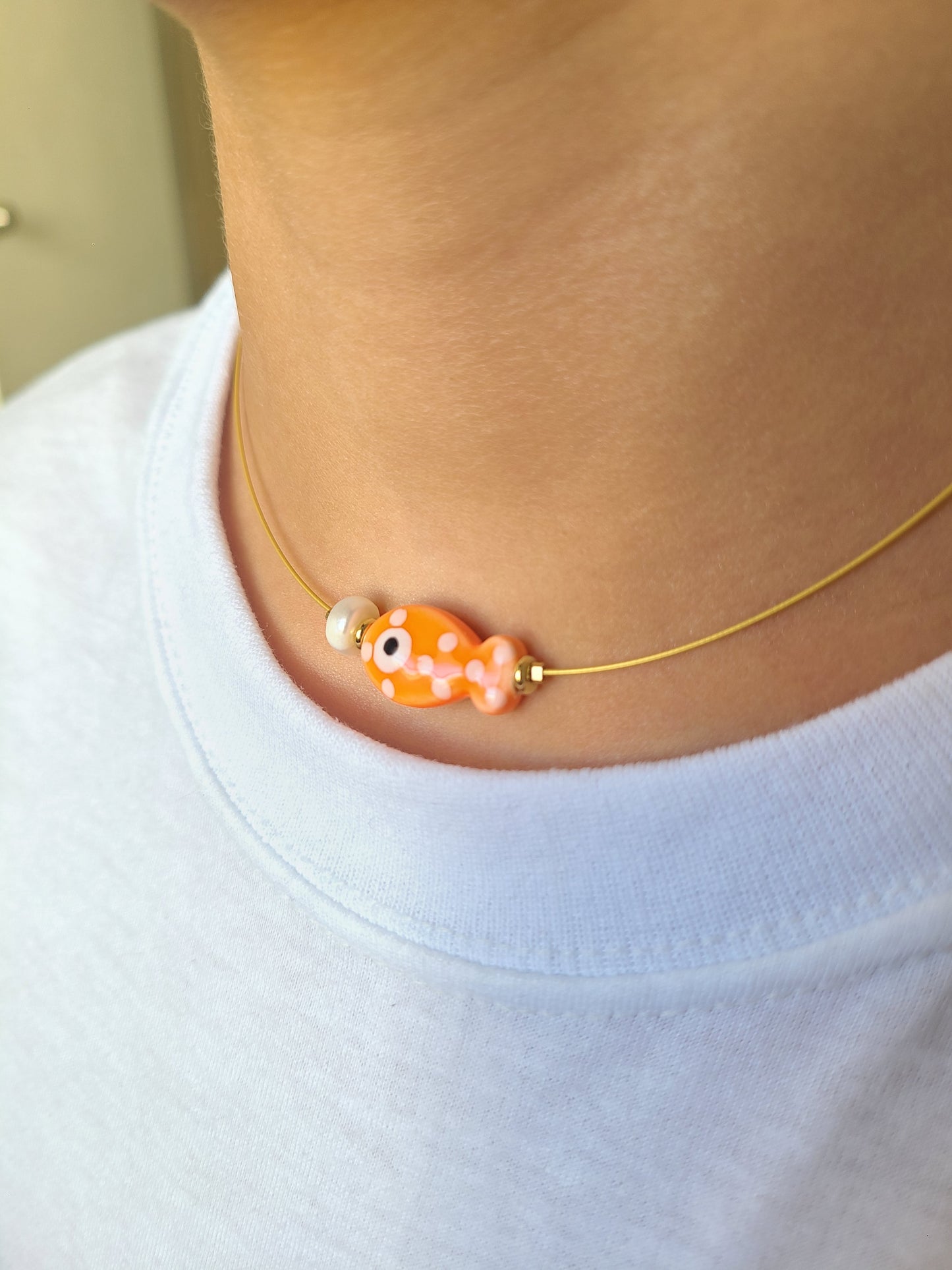 Collar de pez naranja con lunares.