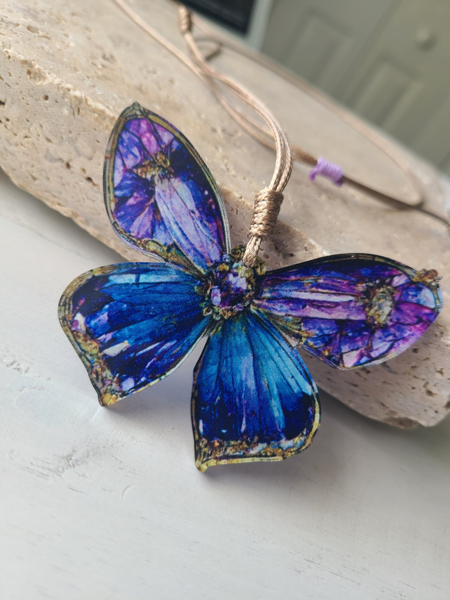 Mariposa en tonos azules y lila.