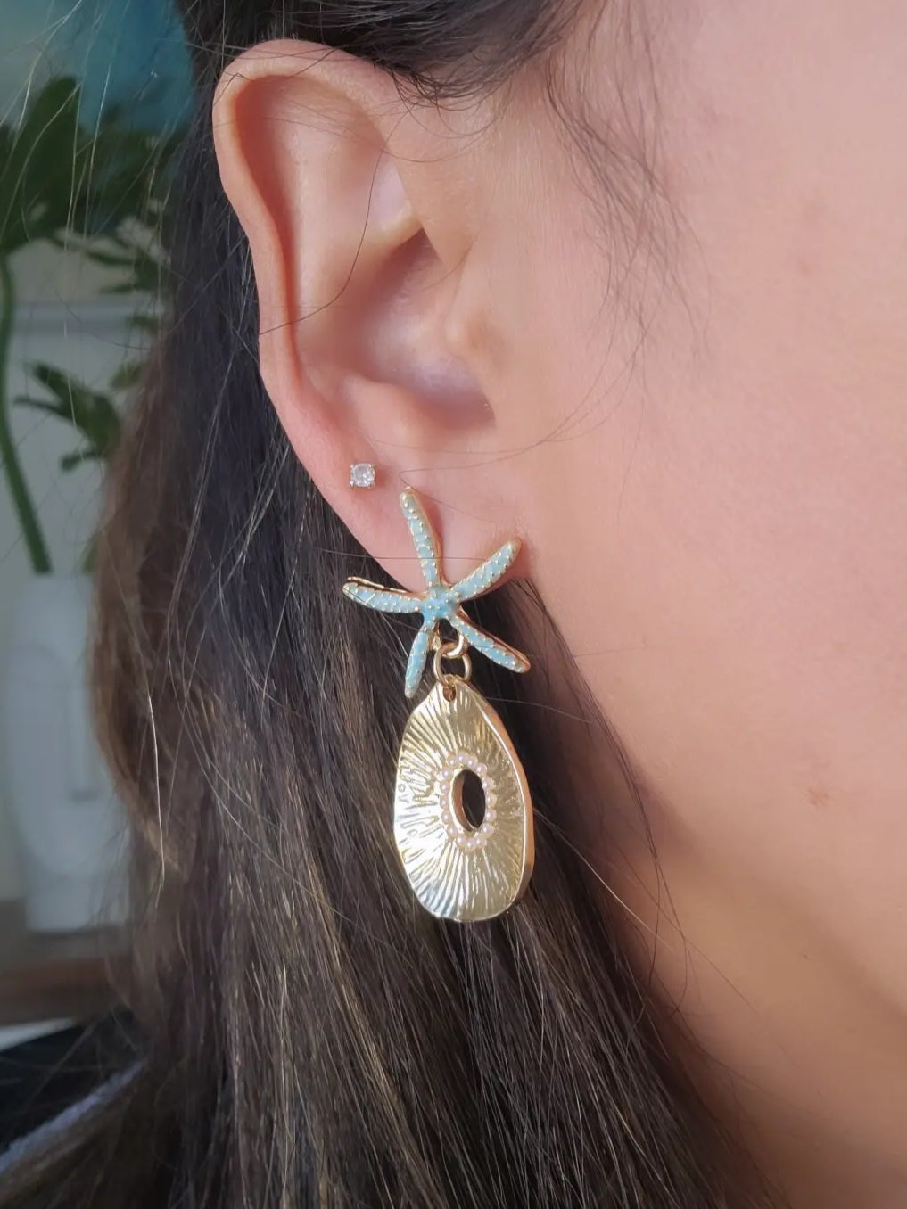 Aretes de estrella azul y dorada.