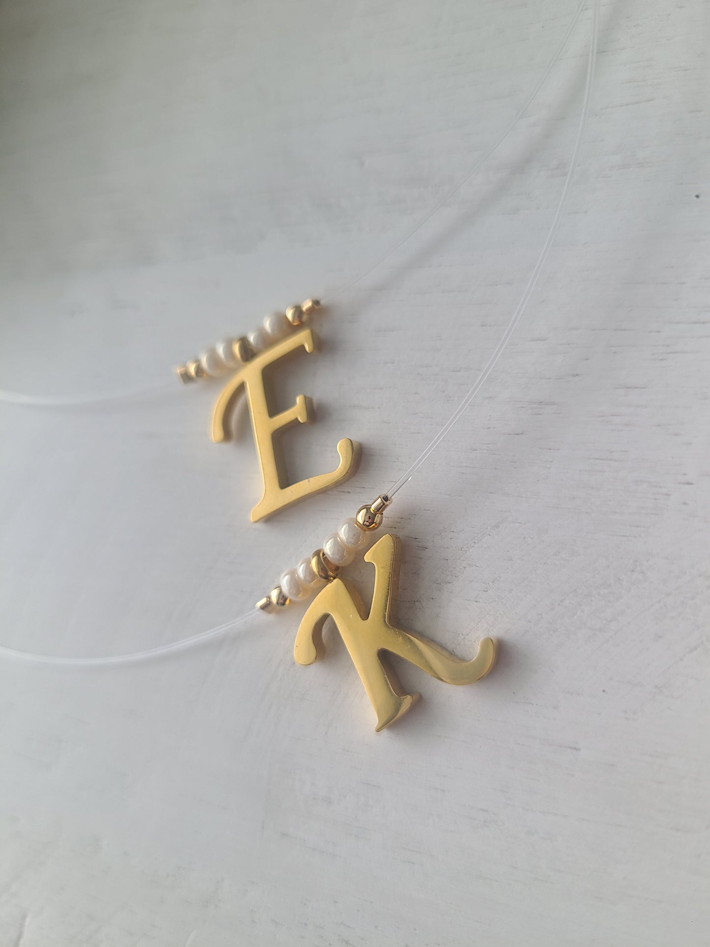 Collares invisibles con letras de acero