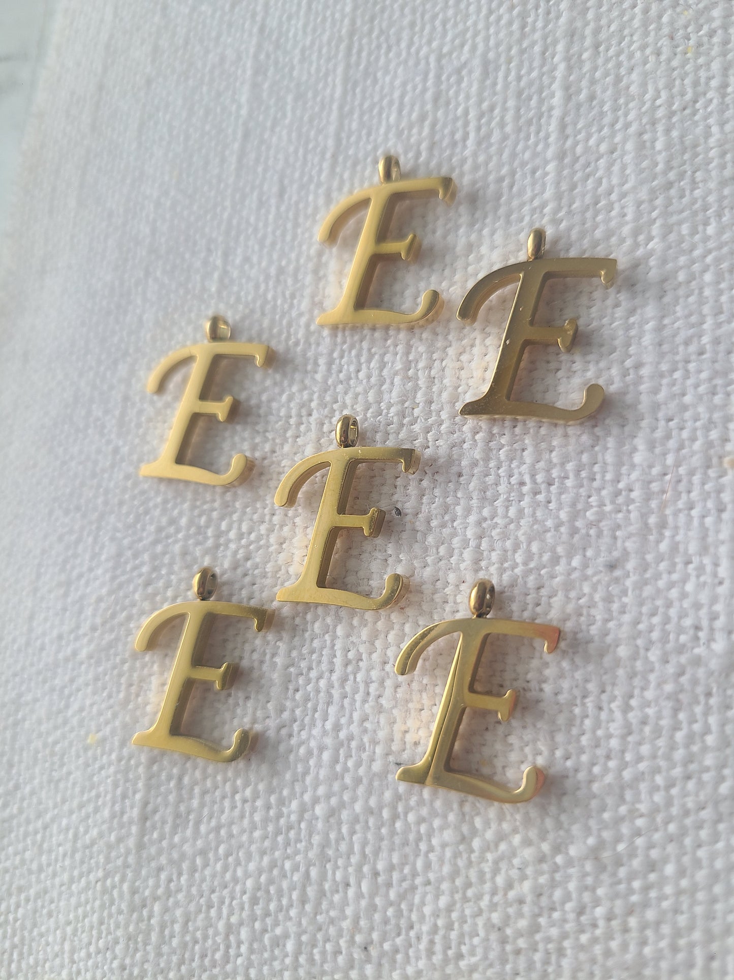 Collares invisibles con letras de acero