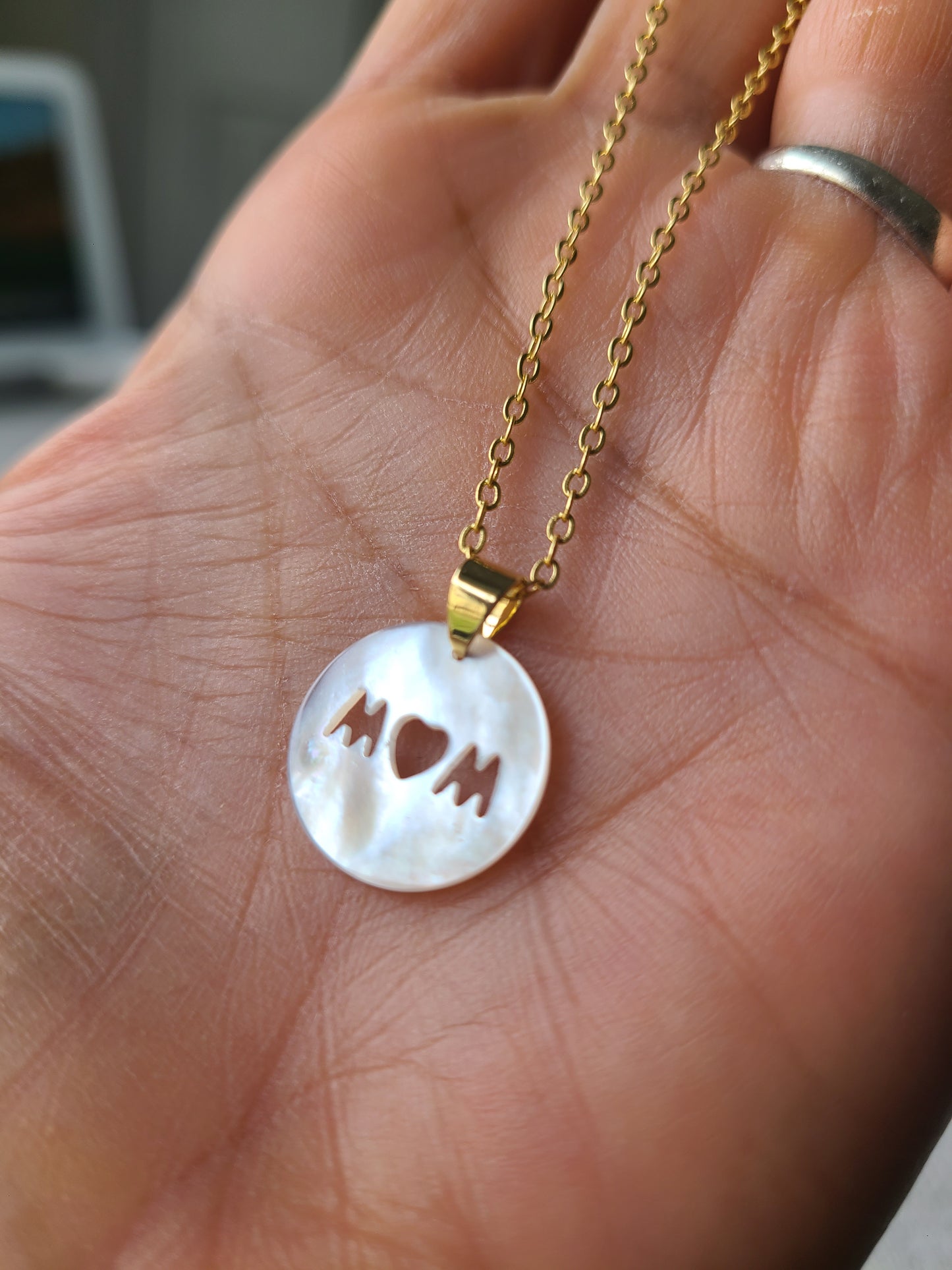 Cadena con Mom